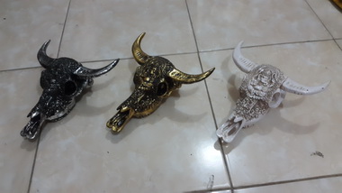 skull resin statue