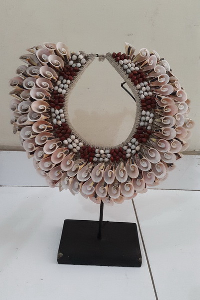 papua shell necklace