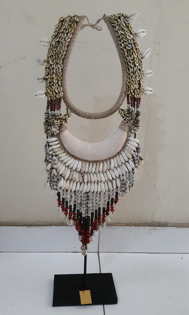 papua shell necklace